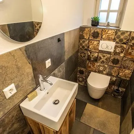 Torwaerterhaus Mit Geschichte